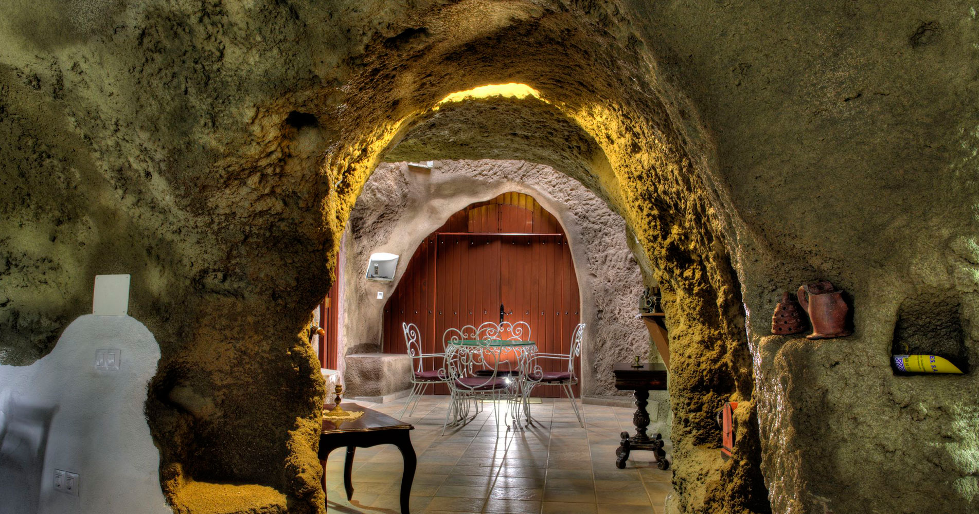 Interior excavado en la roca